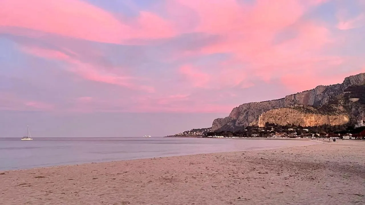 Mondello Villa Mare 0*,  Italien